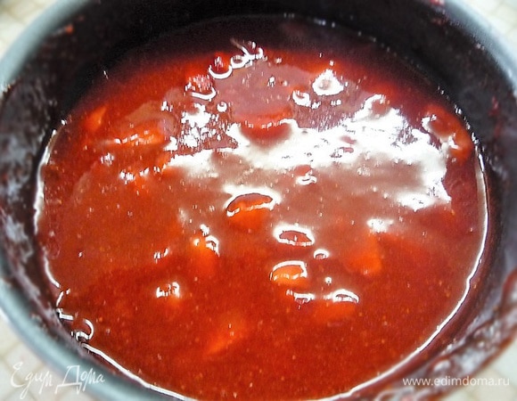 Клубничное пюре вместе с сахаром, пектином и агаром смешиваем в сотейнике, ставим на огонь и доводим до кипения. Добавляем нарезанную клубнику, перемешиваем. Увариваем 2 минуты, в конце добавляем лимонную кислоту.