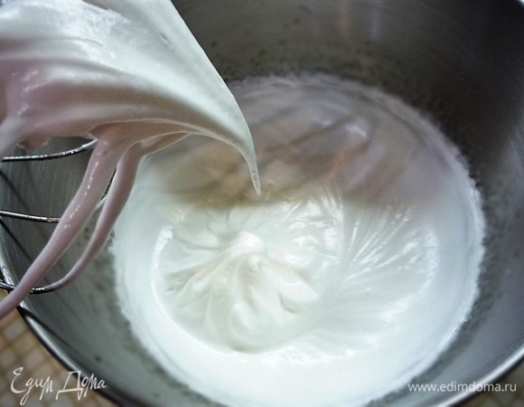 Для итальянской меренги в сотейнике нагреваем сахар с водой до температуры 120°C. В чаше миксера взбиваем 80 г белка до мягких пиков и постепенно вливаем сироп. Продолжаем взбивать на максимальной скорости, пока масса не начнет остывать.