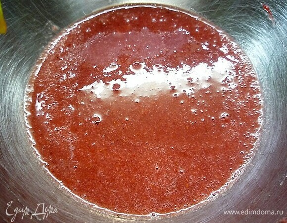 В сотейнике подогреваем 10 г клубничного пюре и выкладываем в него заранее замоченный и распущенный желатин. Остужаем массу до 32°C и добавляем в нее 140 г полученной итальянской меренги.