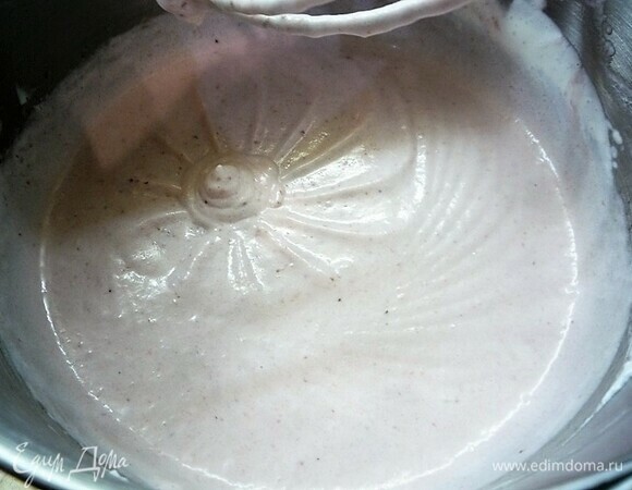 Взбиваем охлажденные сливки до мягких пиков и вводим в основную массу, перемешиваем.