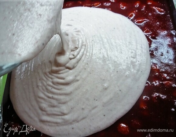 Сборка пирожных в квадратной форме 25 х 25 см. На нее кладем клубничный бисквит, далее выкладываем клубничное компоте, поверх компоте выливаем мусс. Убираем в морозилку на 8 часов, а лучше на ночь.