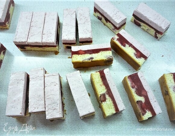 Нарезаем пирожные размером 3 х 9 см, глазируем в белом шоколаде, по желанию можно добавить каплю розового красителя.