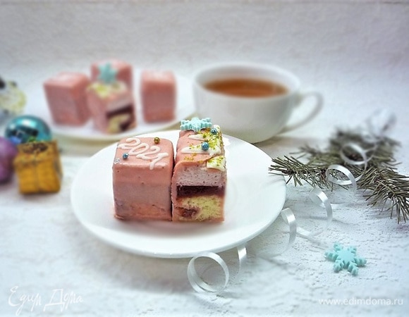 Украшаем на свой вкус и подаем этот вкуснейший десерт к чаю.