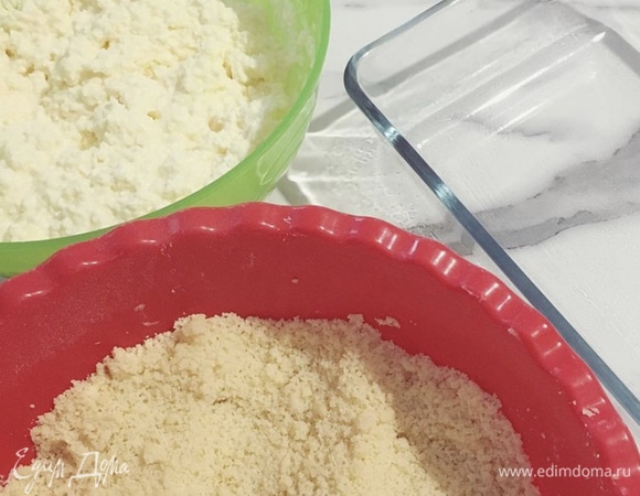 Сливочное масло нарезаем кубиками и оставляем размягчиться при комнатной температуре минут 15–20. Смешиваем все ингредиенты для штрейзеля до состояния мелкой крошки. С помощью насадки-венчика смешиваем творог, яйца и сахар. Можно это сделать миксером. При желании убираем творожные зерна погружным блендером.