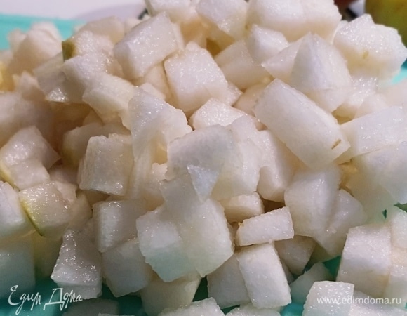 Очищаем фрукты. Нарезаем мелким кубиком и посыпаем корицей. Смешиваем с творожной массой.