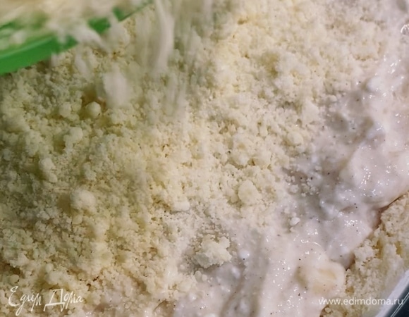 В форму высыпаем 2/3 крошки, слегка утрамбовывая ко дну и бортикам. Далее — начинка. Сверху покрываем еще 1/3 крошки (не придавливаем).