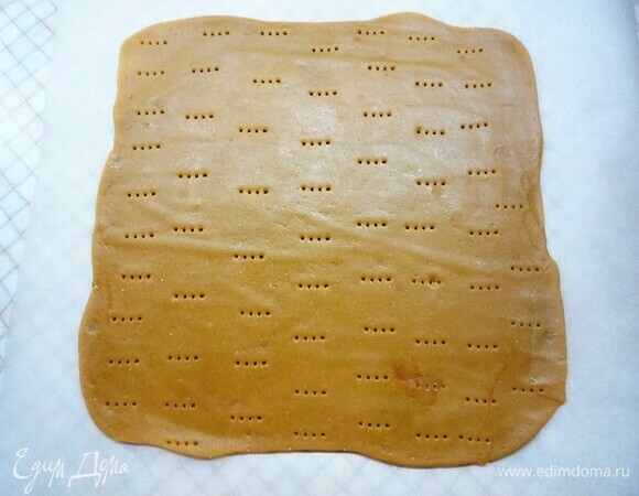 Делим тесто на две части, раскатываем квадрат 26 х 26 см. Выпекаем 5–7 минут при температуре 170°C.