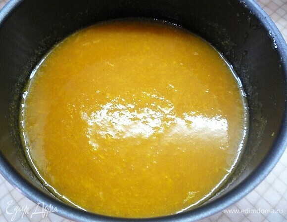 Подогреваем абрикосовое пюре до 40°C, всыпаем сахар, смешанный с пектином и агаром. Доводим смесь до кипения, добавляем кусочки абрикоса, перемешиваем, кипятим 2 минуты и в конце добавляем лимонную кислоту. Перемешиваем и убираем с огня.