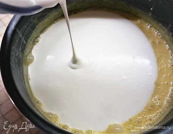 Охлажденные сливки взбиваем до мягких пиков и добавляем в крем, перемешиваем до однородного состояния.