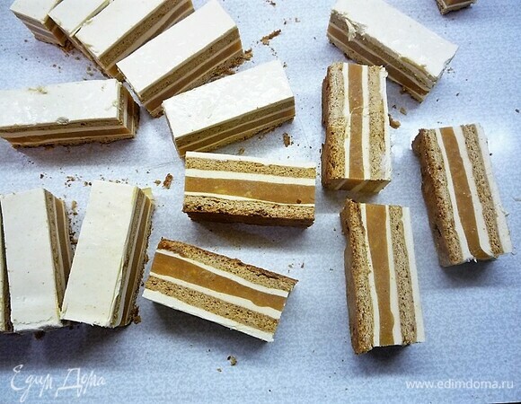 Нарезаем пирожные размером 3 х 9 см, глазируем в белом шоколаде.