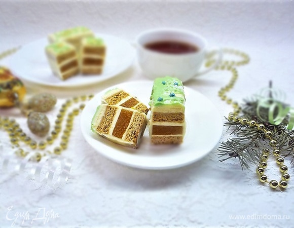 Украшаем крошкой от медового бисквита, бусинками или другим декором по своему желанию и подаем эти вкуснейшие пирожные к чаю.