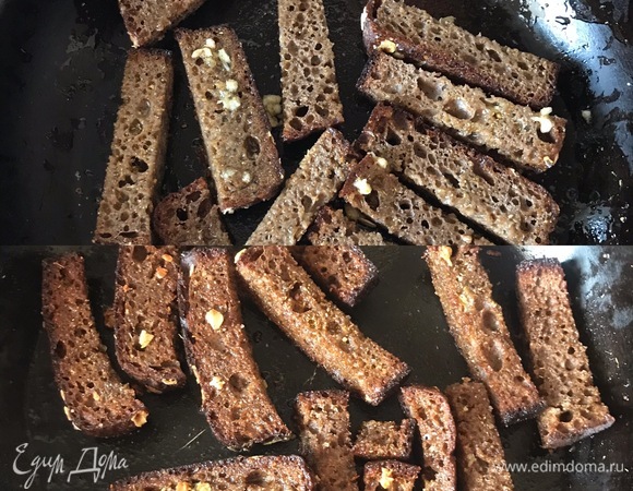 Пока наш ароматный суп настаивается, приготовим сухарики. Духовку нагреть до 200°C. Хлеб нарезать полосками, добавить чеснок (лучше выдавить через пресс), масло, сванскую соль, хорошо перемешать и отправить в духовку на 6–10 минут.
