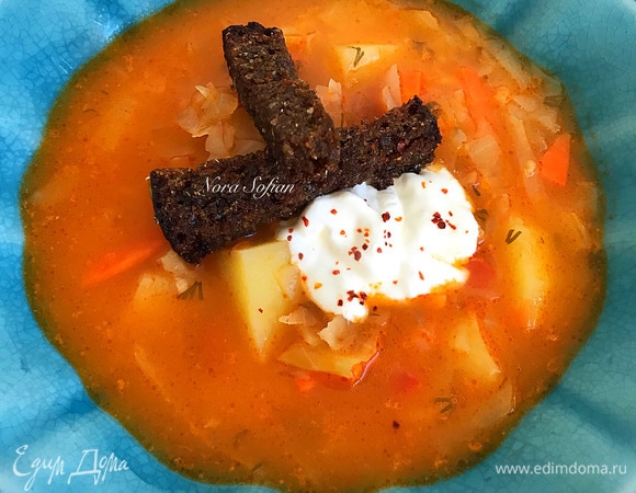 Подаем суп со сметаной и сухариками.