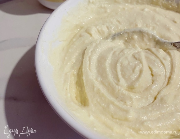 Смешиваем рикотту с яйцами и сиропом топинамбура (заменятся любым сахаром или другим сиропом). Добавляем муку и разрыхлитель. В тесто я масло не добавляю, только смазываю панели вафельницы кокосовым маслом.