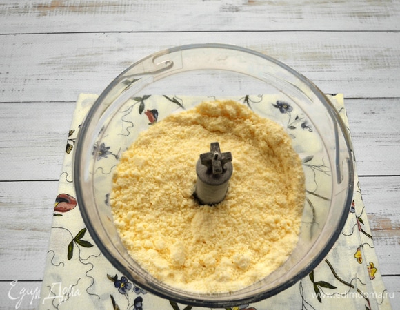 Замешиваем тесто. 70 г сливочного масла для теста № 2 вытащить из холодильника и поставить в теплое место для размягчения. Тесто № 1 (мука + вода): насыпаем в чашу процессора KENWOOD Chef муку, сахарную пудру, ваниль, соль. Добавляем масло кусочками. Два-три импульсных включения миксера превратят содержимое в мучную маслянистую крошку. Добавляем в смесь холодную воду с уксусом. Снова включаем KENWOOD Chef. И за 10–15﻿ секунд мы получим мягкое тесто. Тесто переложить в чашу комбайна и тщательно вымесить в течение 6–7 минут. Это можно сделать руками. Переложить тесто на коврик для раскатки и тщательно вымесить. Тесто может слегка липнуть к рукам. Можно несколько раз тесто побить об стол. Консистенция теста должна быть похожа на сдобное дрожжевое: оно будет очень мягкое, влажное и хорошо тянуться. Собираем тесто в шар, заворачиваем в пищевую пленку и отправляем в холодильник на 40 минут. Тесто № 2 (мука + масло): насыпаем в чашу KENWOOD Chef муку, сахарную пудру. Добавляем хорошо размягченное сливочное масло. Краситель разводим в крошечном количестве воды и выливаем в тесто. Два–три импульсных включения машины KENWOOD Chef превратят содержимое в мучную маслянистую крошку. Высыпаем крошки на стол и разминаем тесто до тех пор, пока оно не станет маслянистым и однородным. По началу оно может показаться сухим, но после тщательного замеса должно приобрести консистенцию мягкого и однородного пластилина. Если все же тесто не будет собираться в комок, можно добавить немного растительного масла. Заворачиваем тесто в пищевую пленку и отправляем в холодильник.