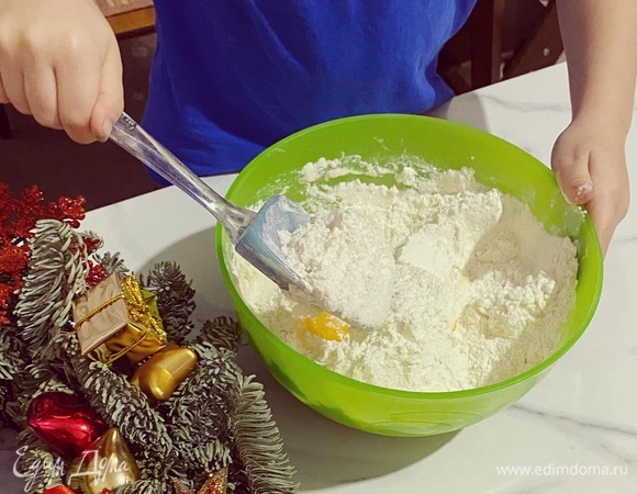 Если у вас нет такого маленького помощника, с замешиванием песочного теста отлично справится кухонная машина KENWOOD с фирменной К-образной насадкой. Смешиваем в чаше все ингредиенты для теста. Заворачиваем в пленку и охлаждаем 1 час в холодильнике.