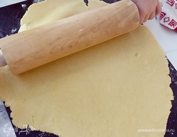Охлажденное тесто раскатываем сразу на пергаменте или коврике для выпекания до толщины примерно 0,5 см.