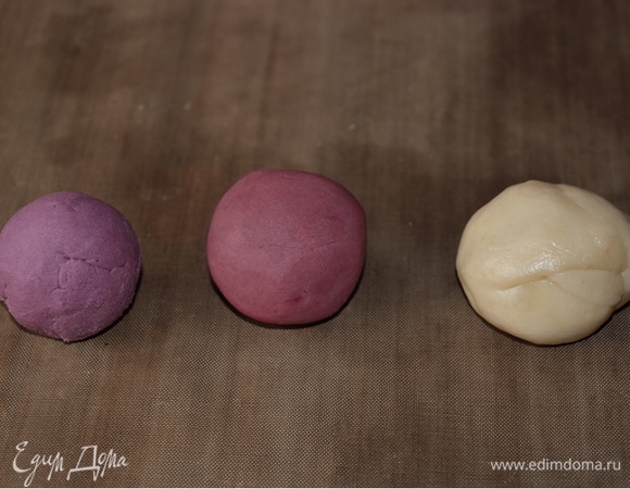 Формирование колобков. Тесто № 2 делим на 11 равных частей. Скатать в колобки каждую часть. Вес — приблизительно 27 грамм. Отправляем в холодильник на 30 минут, накрыв пищевой пленкой. Тесто № 1 делим на 11 равных частей. Скатать в колобки каждую часть. Вес — приблизительно 37 грамм. Отправляем в холодильник, накрыв пищевой пленкой. Начинку из батата разделить на 22 части. Скатать в колобок каждую часть. Руки можно смазать сливочным маслом. Вес — приблизительно 23 грамма. Отправляем в холодильник, накрыв пищевой пленкой. Вот такие цветные шарики у нас получатся. Слева направо - начинка, цветное тесто № 2, белое тесто № 1.