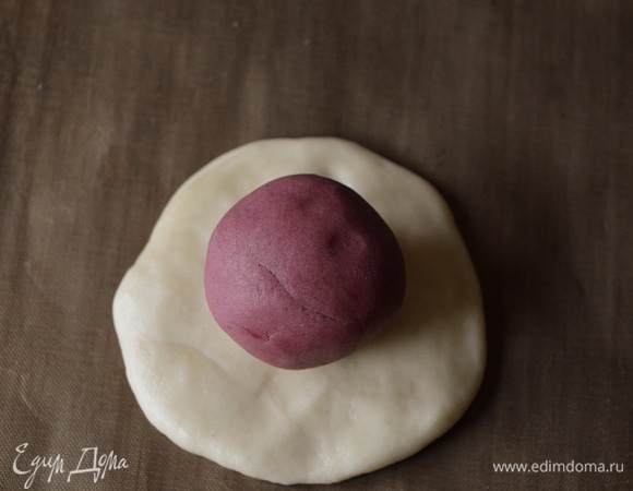 Укладываем в середину темный шар (тесто № 2).