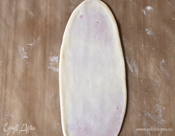 И раскатываем в овальную лепешку аккуратно, чтобы не порвать белый слой! Толщина — 2 мм. Двигаемся по тесту вперед и назад, от центра к краям. На скалку сильно не давим. У нас должен получиться равномерно раскатанный удлиненный овал. Темное тесто слегка может просвечиваться через белое.