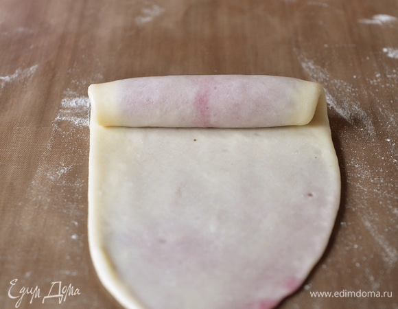 Скатываем на себя лепешку в рулет.