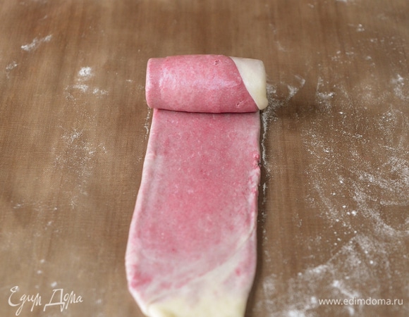 На себя скатываем полоску рулетом. Скатываем, не натягивая тесто. Такие же манипуляции проделываем с остальными тонкими рулетами. В итоге в холодильнике будут лежать 11 толстеньких рулетиков. Оставляем их на 30 минут в холодильнике.