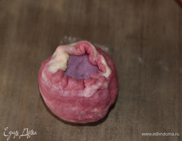 Подтягиваем концы лепешки кверху и тщательно скрепляем края.