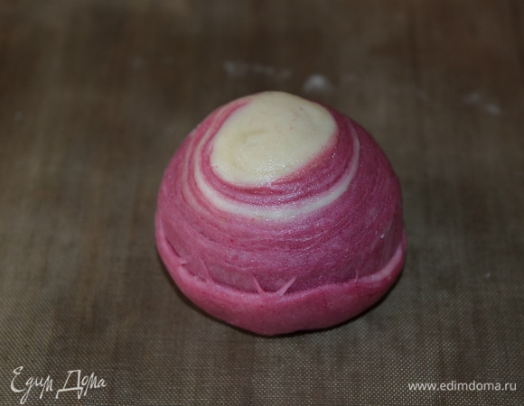 Переворачиваем шарик, слегка подравниваем его, и, если хотите, можно слегка придавить его макушку.