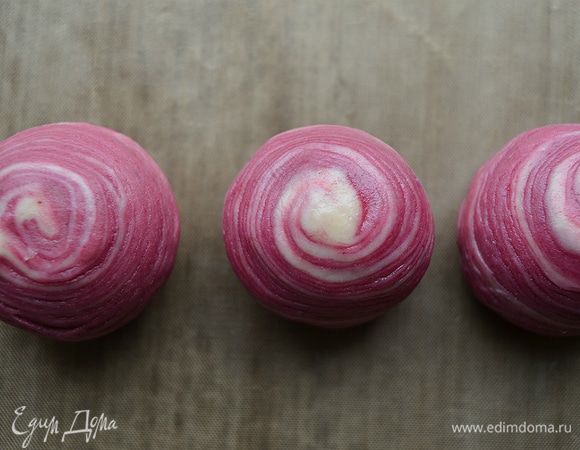 Выкладываем шарики на противень, застеленный антипригарным ковриком. Убираем противень с печеньями в холодильник. Разогреваем духовку до 180°C. Выпекаем 20–25 минут. Румянить печенье не нужно!