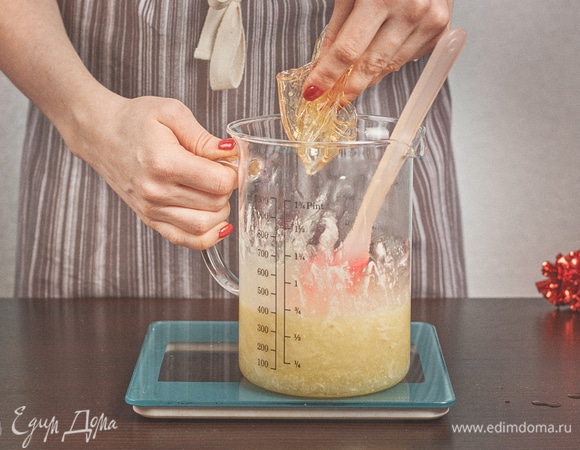 Перемешать, чтобы шоколад начал таять, добавить предварительно замоченный желатин.