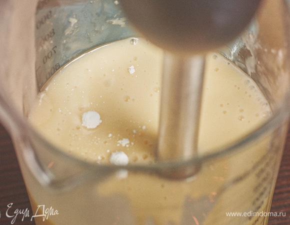 Для выравнивания цвета и придания глазури плотности добавьте диоксид титана. Снова пробейте. Старайтесь не взбивать глазурь в пену. Не запускайте в нее воздух. Немного крупных пузырей глазурь не испортят, а вот много мелких — это конец.