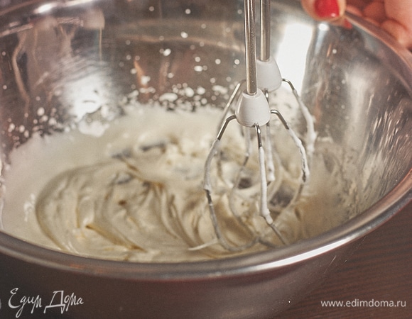 То и другое взбить до пышной пены. Сначала — белки (чистыми венчиками), а потом — желтки.