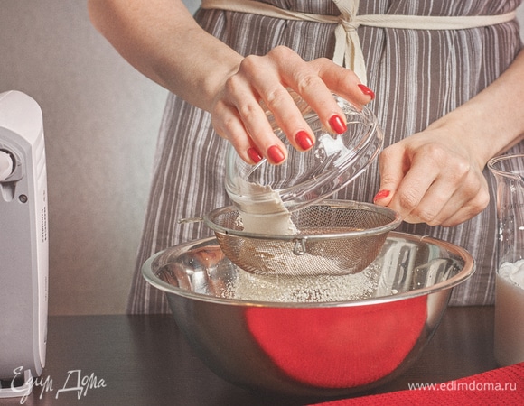 В желтки просеять муку, влить сликвки и снова взбить. Где же ты, кухонная машина KENWOOD?