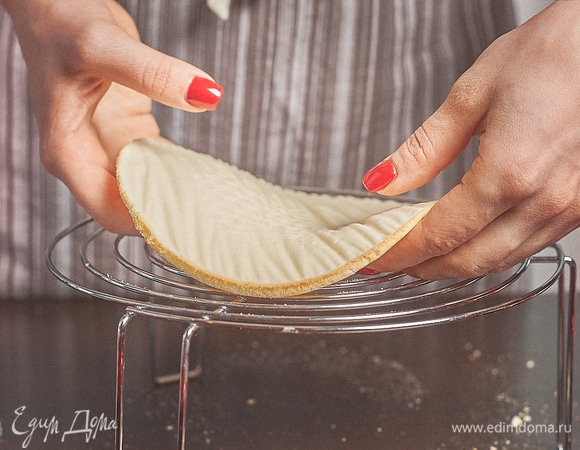 По итогу нам нужны бисквиты диаметром 16 см. Мое кольцо — на 18 см, тесто немного ужалось при выпечке, я подрезала края, вот и вышло 16 см. Бисквиты остудить и положить в морозилку.