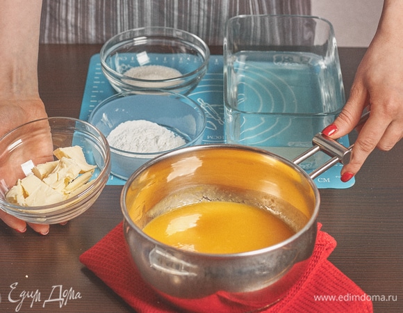 Приступаем к начинке. Я взяла готовое пюре манго. Сахар смешать с крахмалом. Желатин замочить.