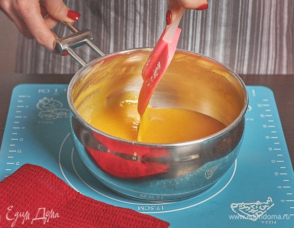 Довести пюре до кипения, энергично помешивая, всыпать сахар и крахмал. Уварить до первого крупного пузыря. Немного остудить, добавить желатин и перемешать.