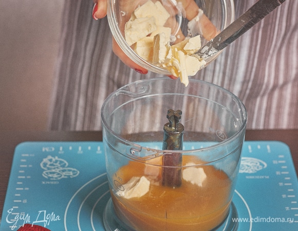 В теплое пюре положить мягкое сливочное масло.