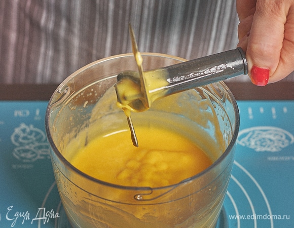 Пробить блендером. Часто вижу, что предлагают просто перемешать, но, как по мне, у крема остается неприятный жирный привкус, поэтому я пробиваю блендером. Лишний повод прибегнуть к помощи кухонной машины KENWOOD.