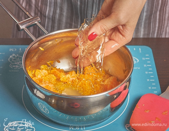 Нагреть на плите до появления сока, чтобы он слегка закипел. Добавить желатин, перемешать.