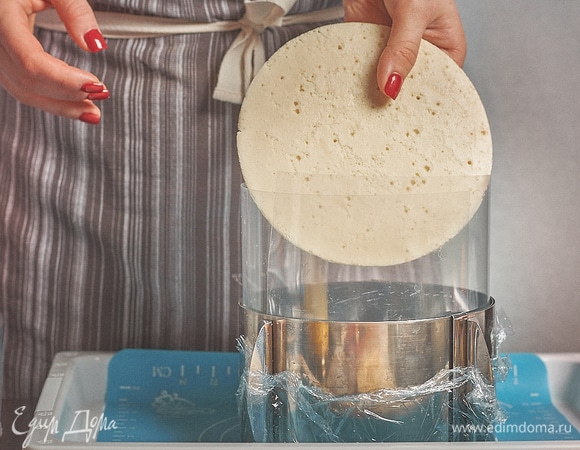 В кольцо для сборки на дно положить первый бисквит.