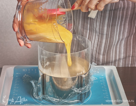 Вылить начинку из манго. Дать постоять в морозилке минут 30, чтобы слой схватился.