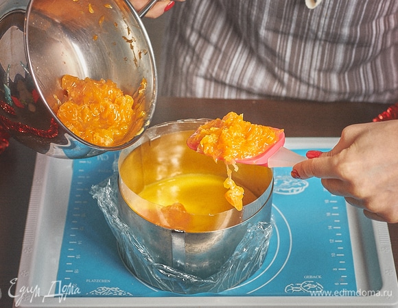 Положить мандарины.