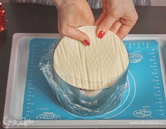 Накрыть вторым бисквитом и убрать в морозилку на ночь.