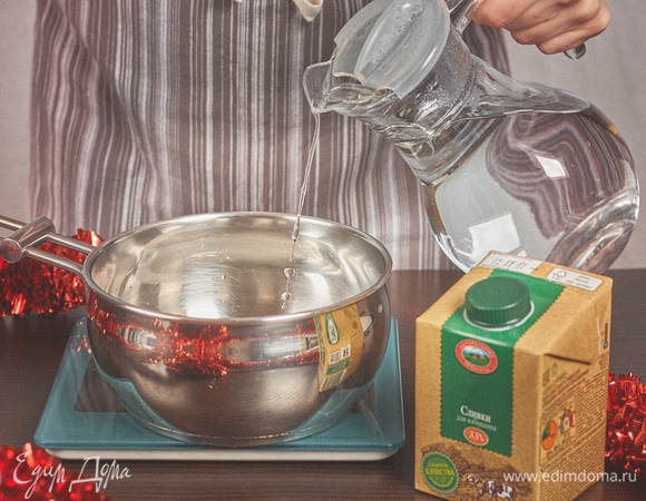 Соединить в кастрюле сахар и воду, уварить сироп до 121°C.