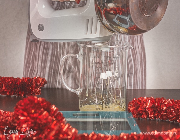 Энергично взбивая, заварить желтки сиропом. В горячий сотейник бросить желатин: когда он растает, влить в желтки.