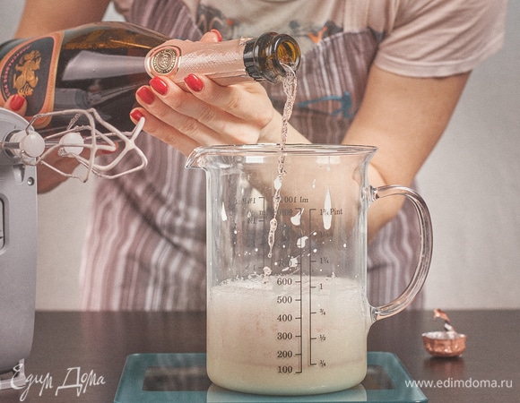 Долить шампанское.