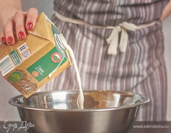 Сливки взбить до крепких пиков. Аккуратно лопаткой перемешать их с шампанским.