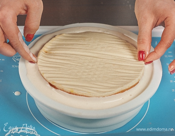 Выровнять по центру и отправить в морозилку до полного застывания.