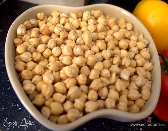 Я сухой нут замачиваю на сутки в воде. Сливаю воду за это время, наливаю чистую.