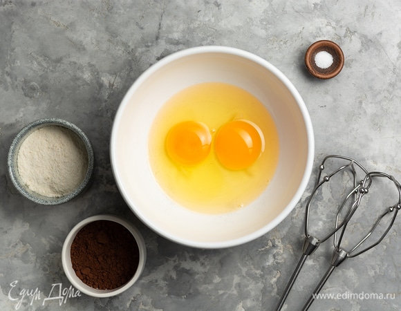 Яйца взбить в крепкую пену (масса побелеет и увеличится в объеме).